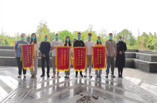 遂宁市第三人民医院向德阳援遂院前急救医疗队赠送锦旗
